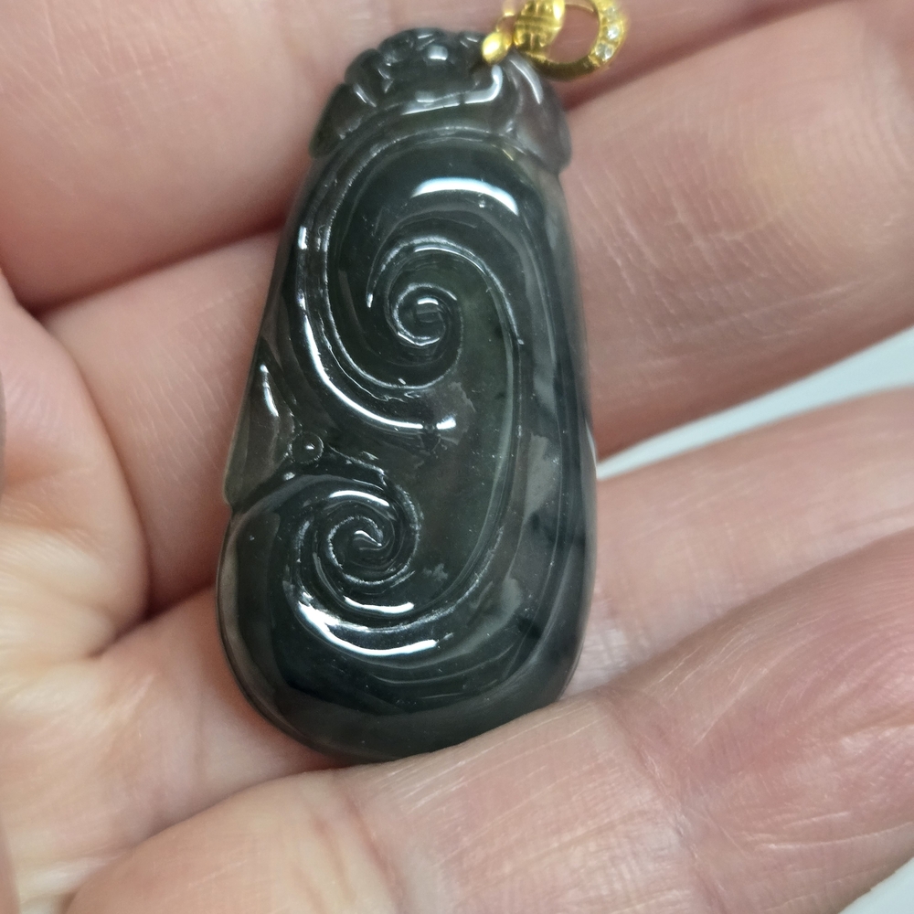 Elegant Green Ruyi Jade 18K Gold Pendant